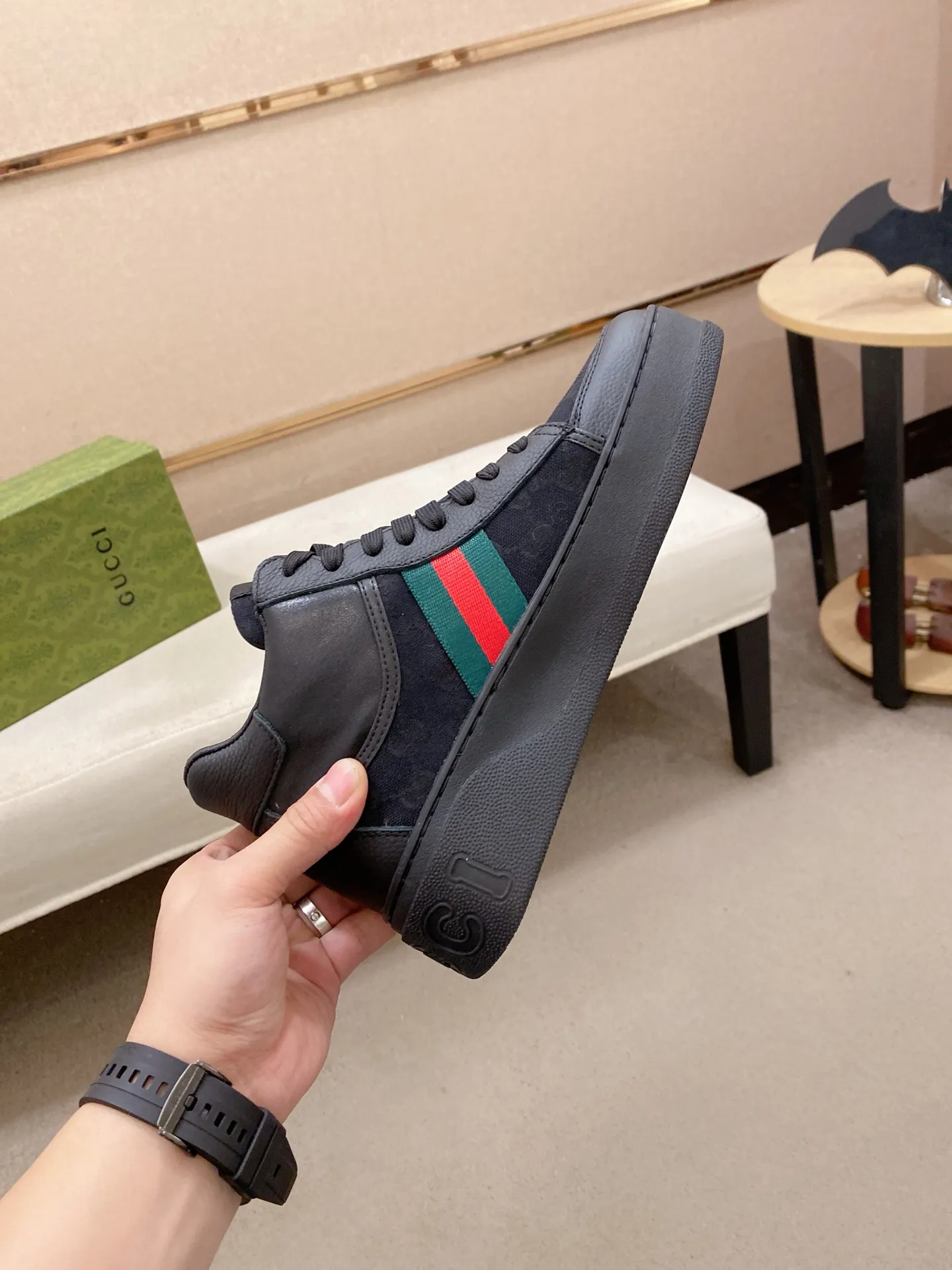 Factory price: 442💰 (GUCCI) The latest model from the official website🎁🎁Casual and fashionable men's shoes👟, hot style💥The style is simple and elegant, exclusive for trendy men. Unique official website's latest brand elements👑original Gucci decoration, fashionable and generous, the fabric is original cowhide ✅sheepskin lining, the official website specifies wear-resistant casual outsole, the classic model is taken in kind at the counter🎬38-44 (can be customized for 45 non-refundable)